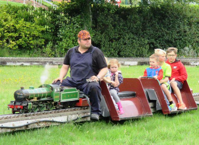 <span  class="uc_style_uc_tiles_grid_image_elementor_uc_items_attribute_title" style="color:#ffffff;">Ride-on Railway</span>
